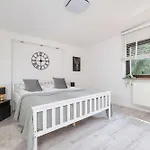 Spacious In With Ac & Parking By Renters *