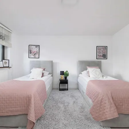 Spacious In With Ac & Parking By Renters Feriehus *