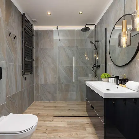 Spacious In With Ac & Parking By Renters * Wieliczka