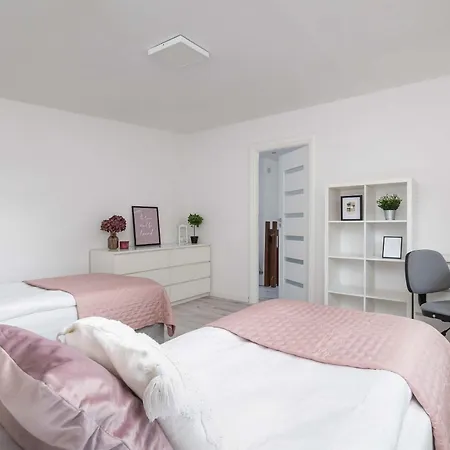 Nyaraló Spacious In With Ac & Parking Wieliczka