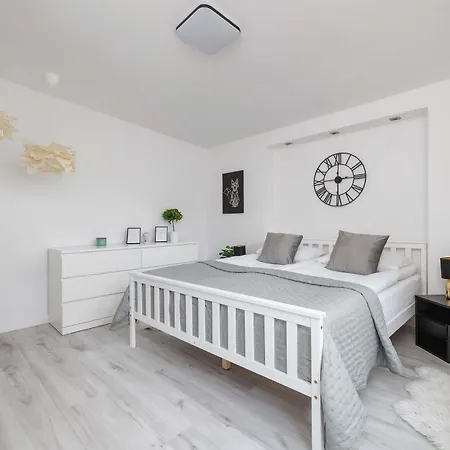 Spacious In With Ac & Parking By Renters Wieliczka