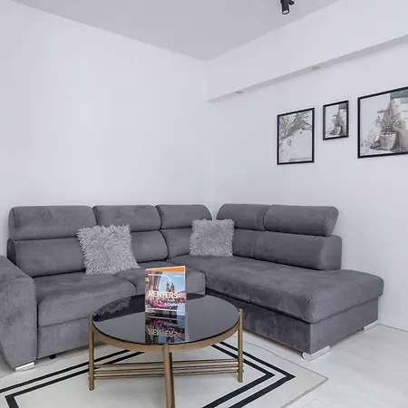 Holiday home Spacious In With Ac & Parking By Renters