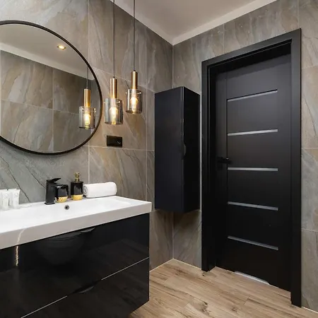 Spacious In With Ac & Parking By Renters * Wieliczka