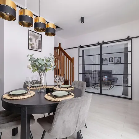 Spacious In With Ac & Parking 度假居