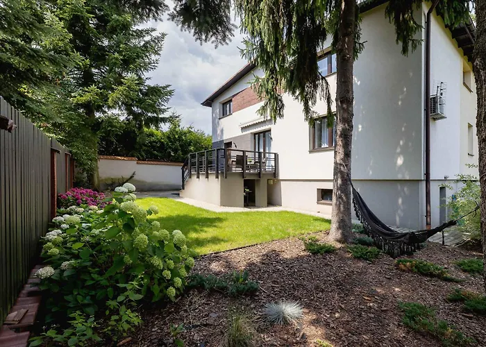 Spacious In With Ac & Parking Nyaraló