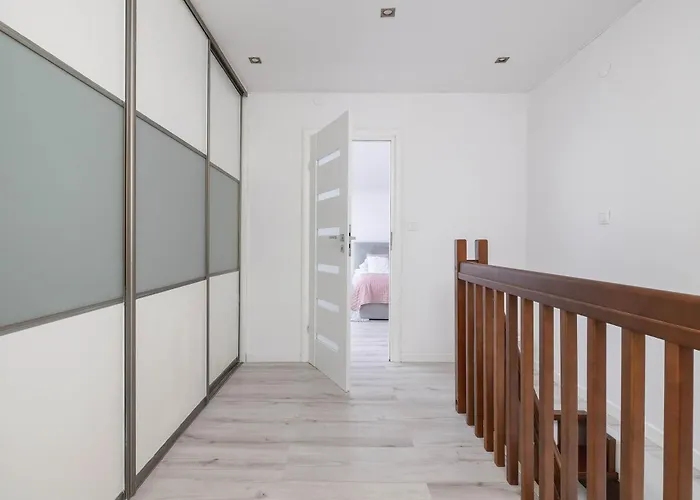 Nyaraló Spacious In With Ac & Parking *